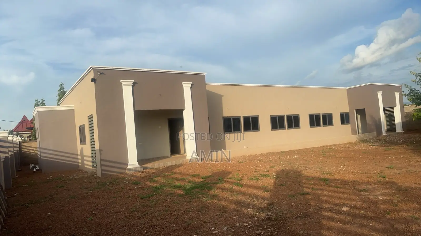 10 Bedrooms and a Large Parking Space