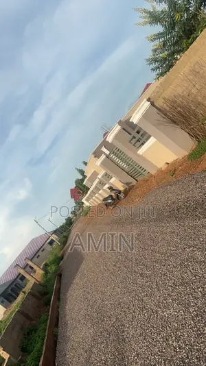 10 Bedrooms and a Large Parking Space