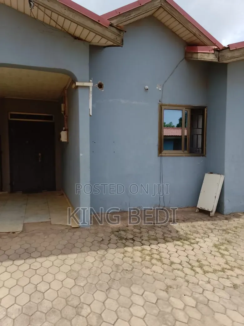 1bdrm House in Kings Properties, Madina for rent