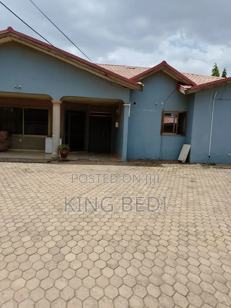 1bdrm House in Kings Properties, Madina for rent