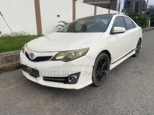 Toyota Camry SE 4dr Sedan (2.5L 4cyl 6A) 2014 White