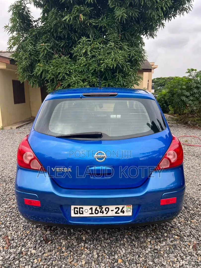Nissan Versa 1.8 SL Hatchback 2011 Blue