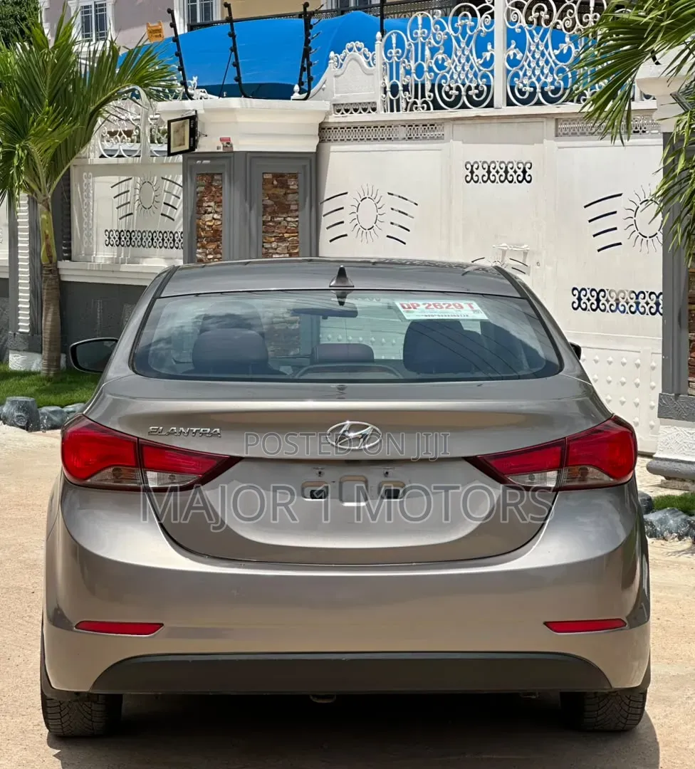 Hyundai Elantra SE 4dr Sedan (1.8L 4cyl 6A) 2015 Gold