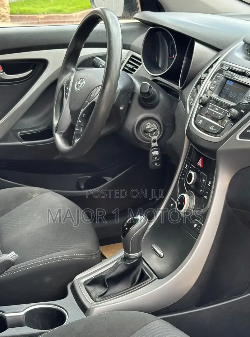 Hyundai Elantra SE 4dr Sedan (1.8L 4cyl 6A) 2015 Gold