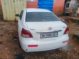 Toyota Yaris 2010 White