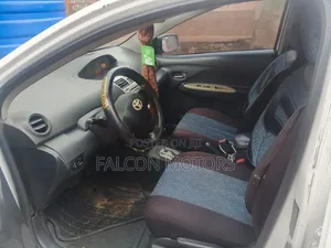 Toyota Yaris 2010 White