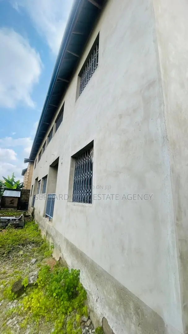 8bdrm Apartment in Sefdard Properties, Pokuase for sale