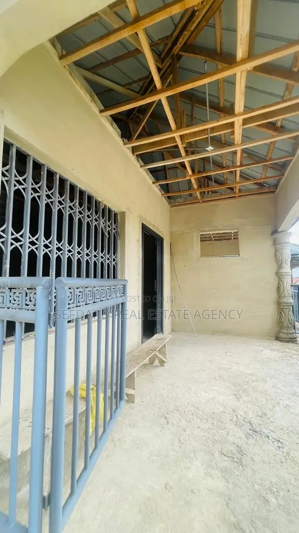 8bdrm Apartment in Sefdard Properties, Pokuase for sale