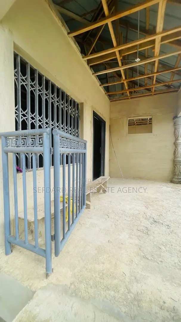 8bdrm Apartment in Sefdard Properties, Pokuase for sale