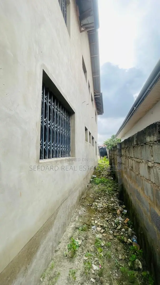 8bdrm Apartment in Sefdard Properties, Pokuase for sale