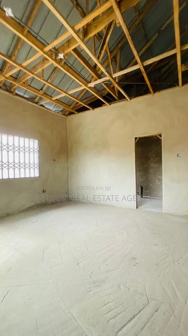8bdrm Apartment in Sefdard Properties, Pokuase for sale