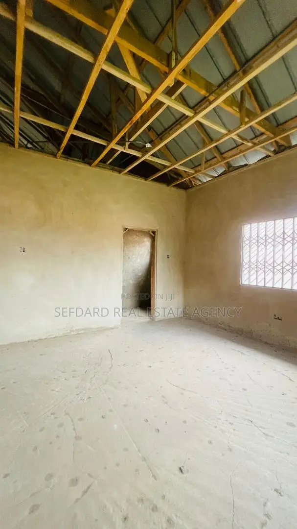 8bdrm Apartment in Sefdard Properties, Pokuase for sale