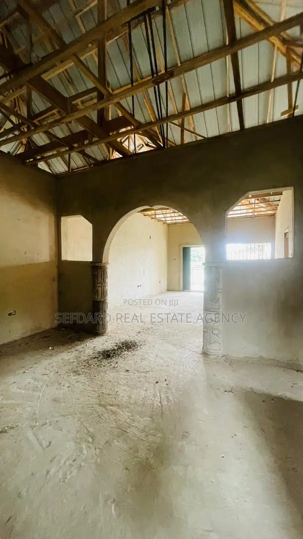 8bdrm Apartment in Sefdard Properties, Pokuase for sale