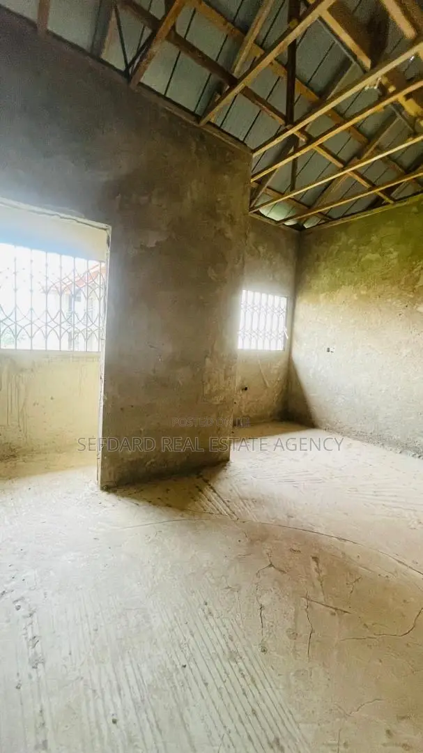8bdrm Apartment in Sefdard Properties, Pokuase for sale
