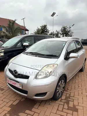 Toyota Vitz 2010 Silver
