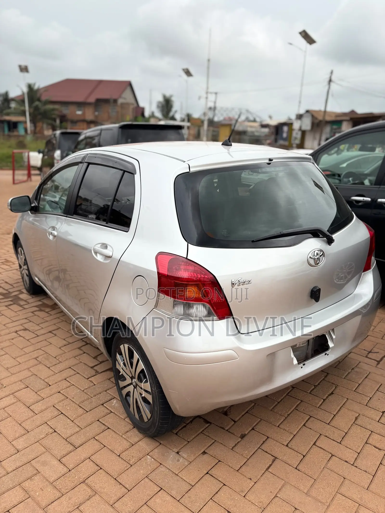 Toyota Vitz 2010 Silver