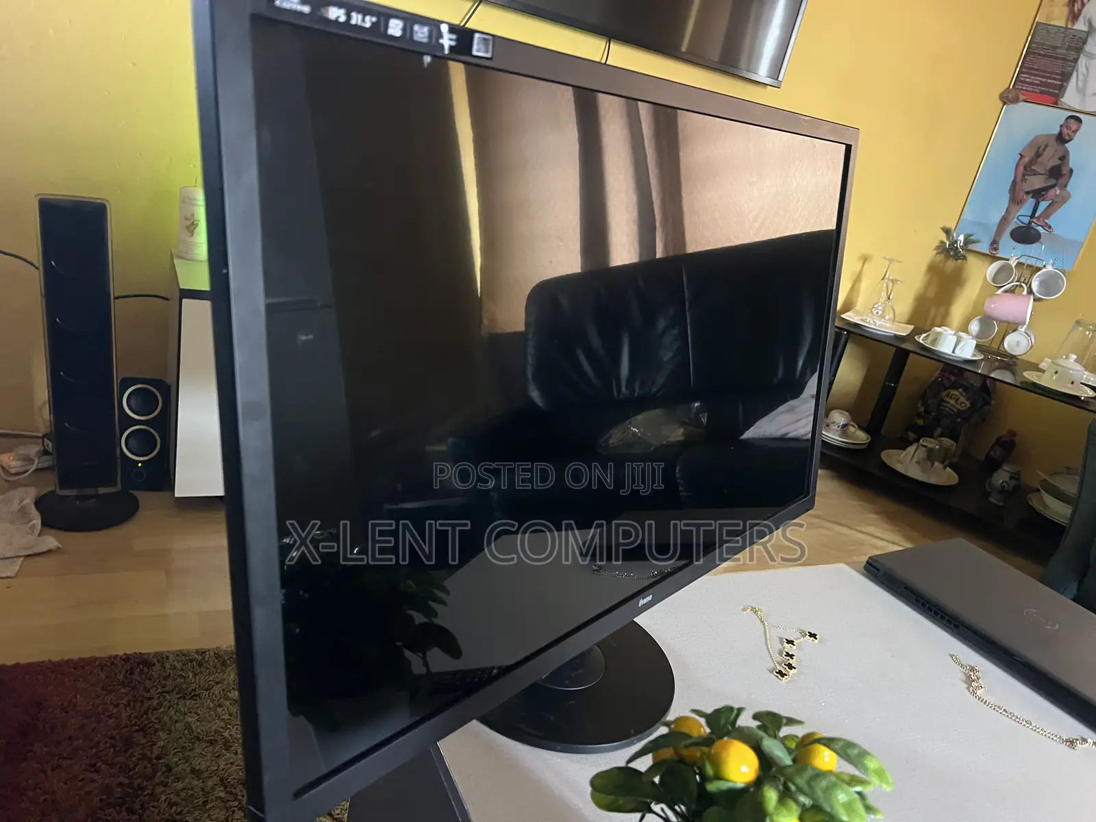 32 Inches Monitor