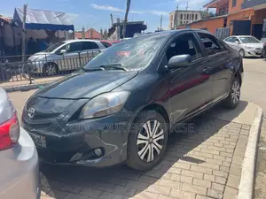 Toyota Yaris Base Sedan 4dr 2010 Gray