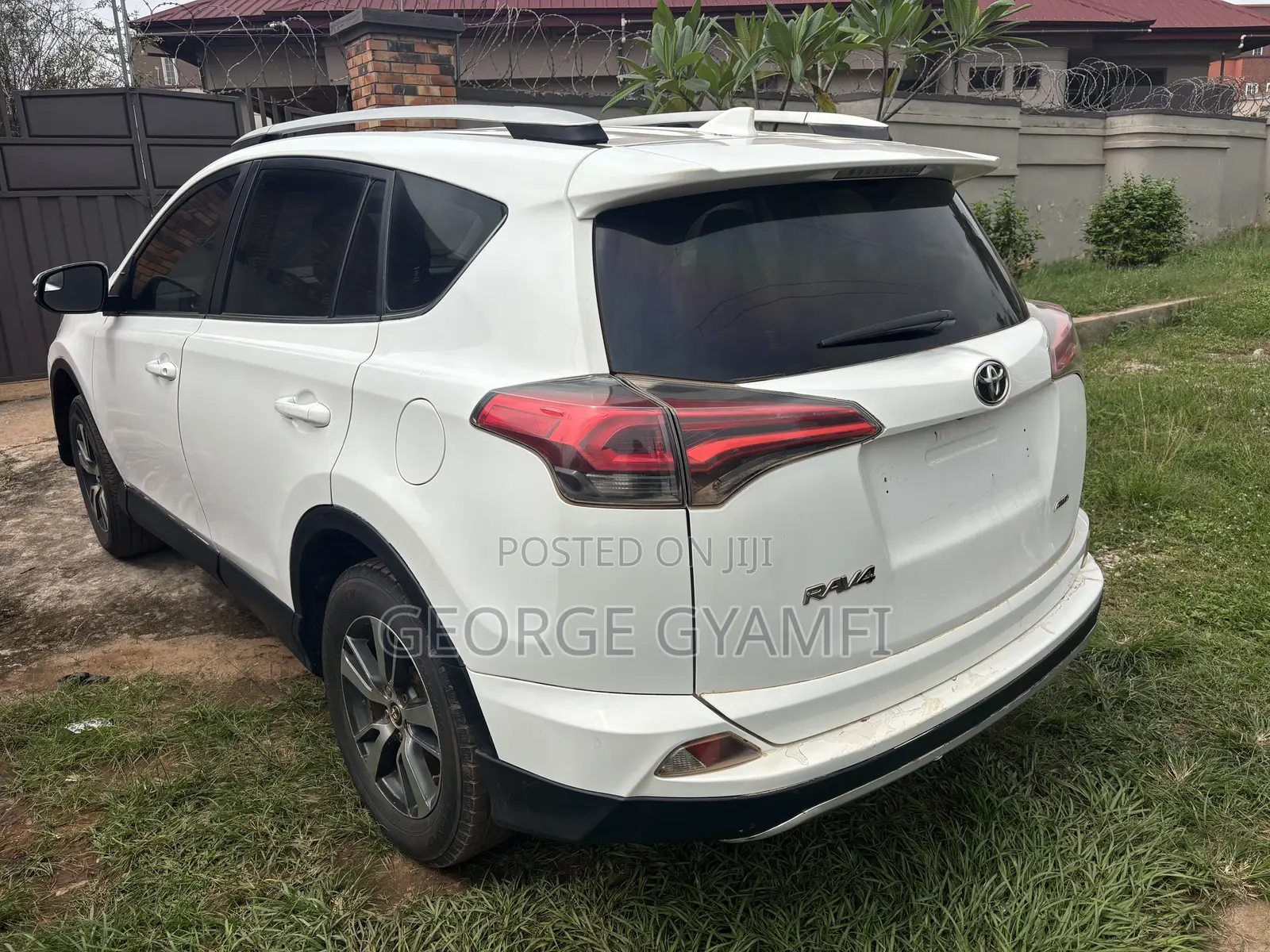 Toyota RAV4 LE AWD (2.5L 4cyl 6A) 2017 White