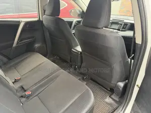 Toyota RAV4 SE 4dr SUV (2.5L 4cyl 6A) 2018 White
