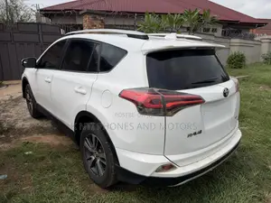 Toyota RAV4 SE 4dr SUV (2.5L 4cyl 6A) 2018 White