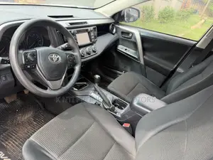 Toyota RAV4 SE 4dr SUV (2.5L 4cyl 6A) 2018 White