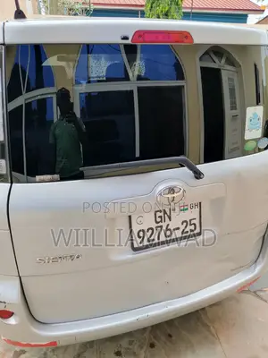 Toyota Sienta 1.5 AWD 2012 Silver