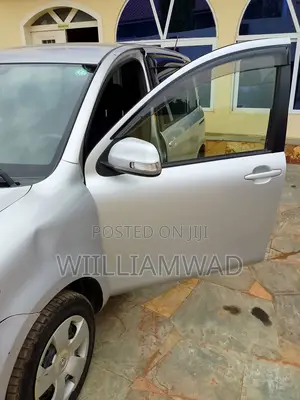 Toyota Sienta 1.5 AWD 2012 Silver