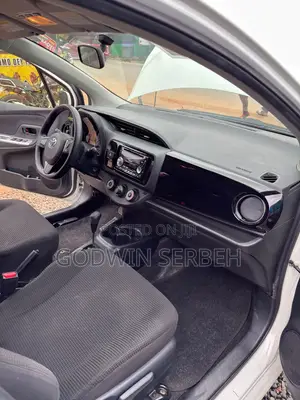 Toyota Vitz 2017 Silver
