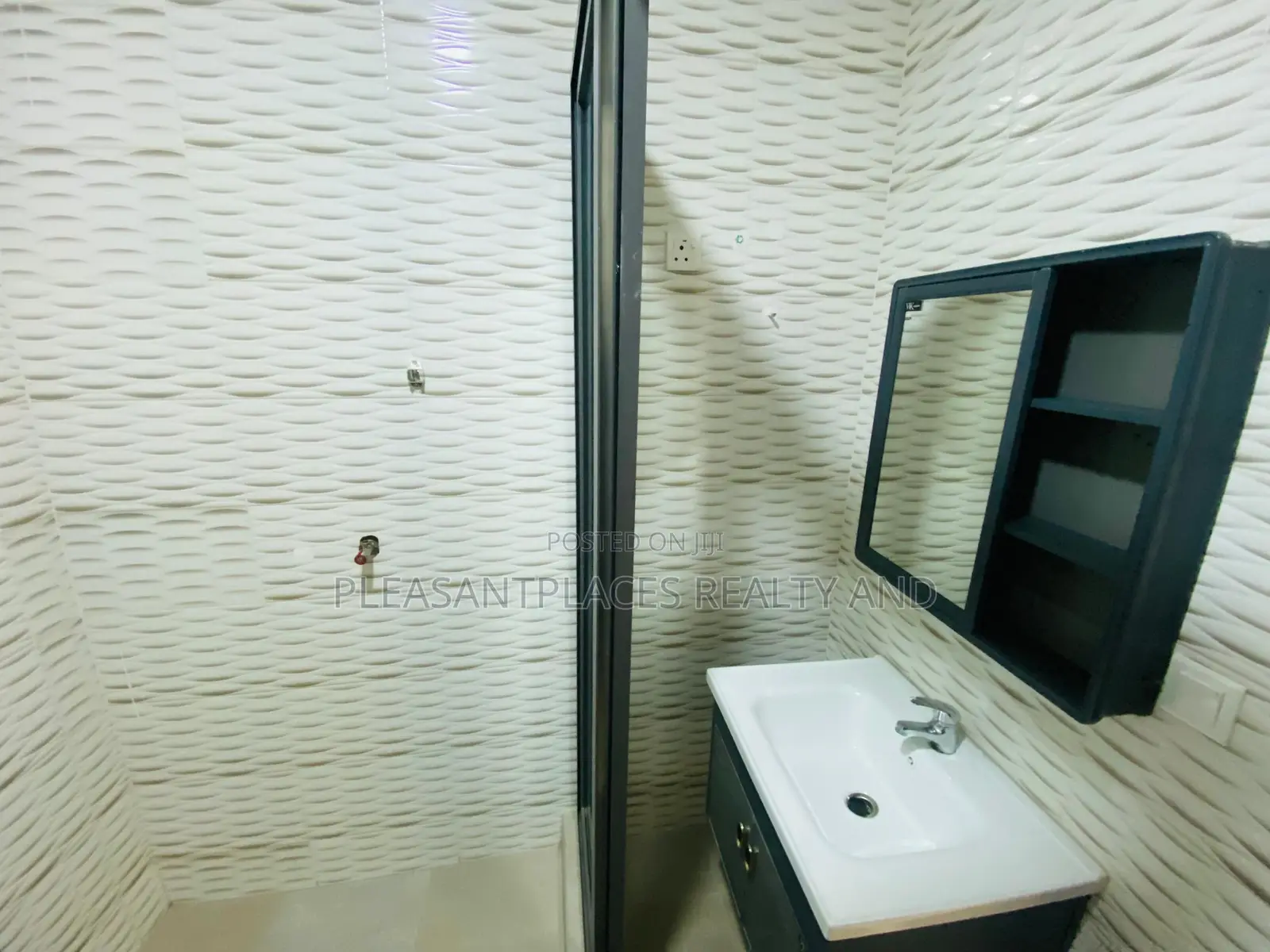 2bdrm Apartment in Pleasantplaces And, Dzorwulu for rent