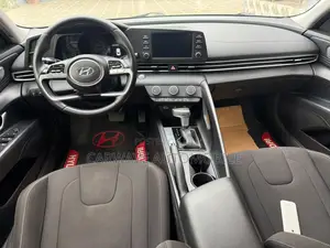 Hyundai Elantra SE 2022 Black