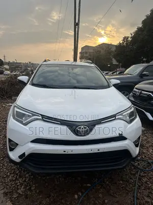 Toyota RAV4 LE 4dr SUV (2.5L 4cyl 6A) 2018 White
