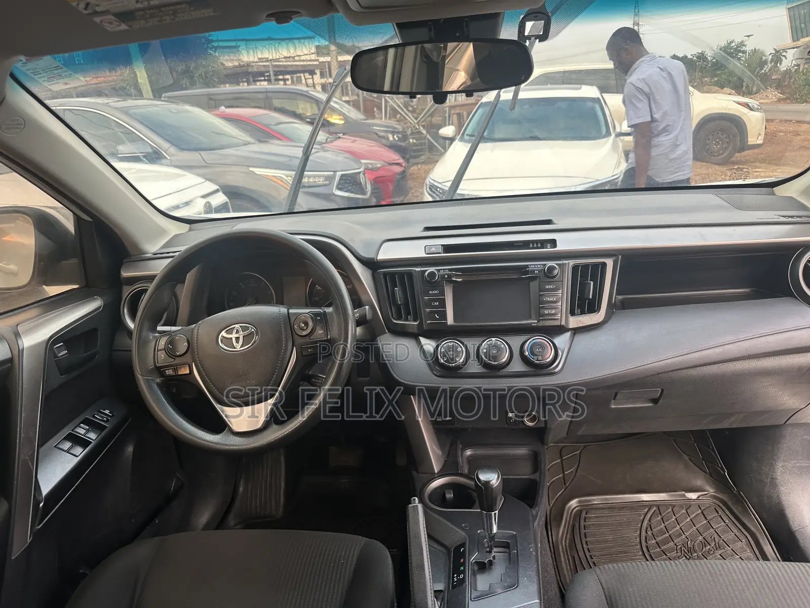 Toyota RAV4 LE 4dr SUV (2.5L 4cyl 6A) 2018 White