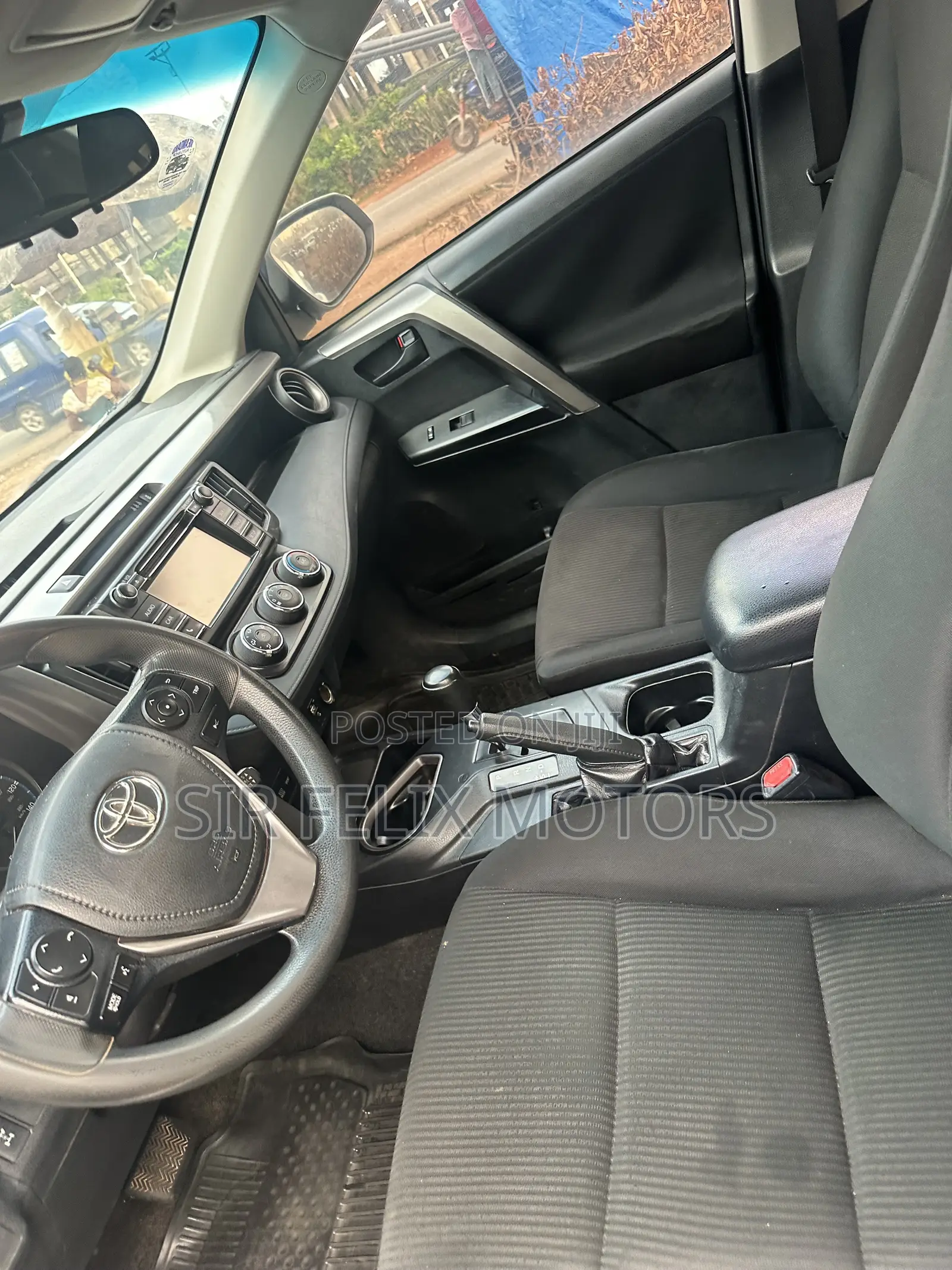 Toyota RAV4 LE 4dr SUV (2.5L 4cyl 6A) 2018 White
