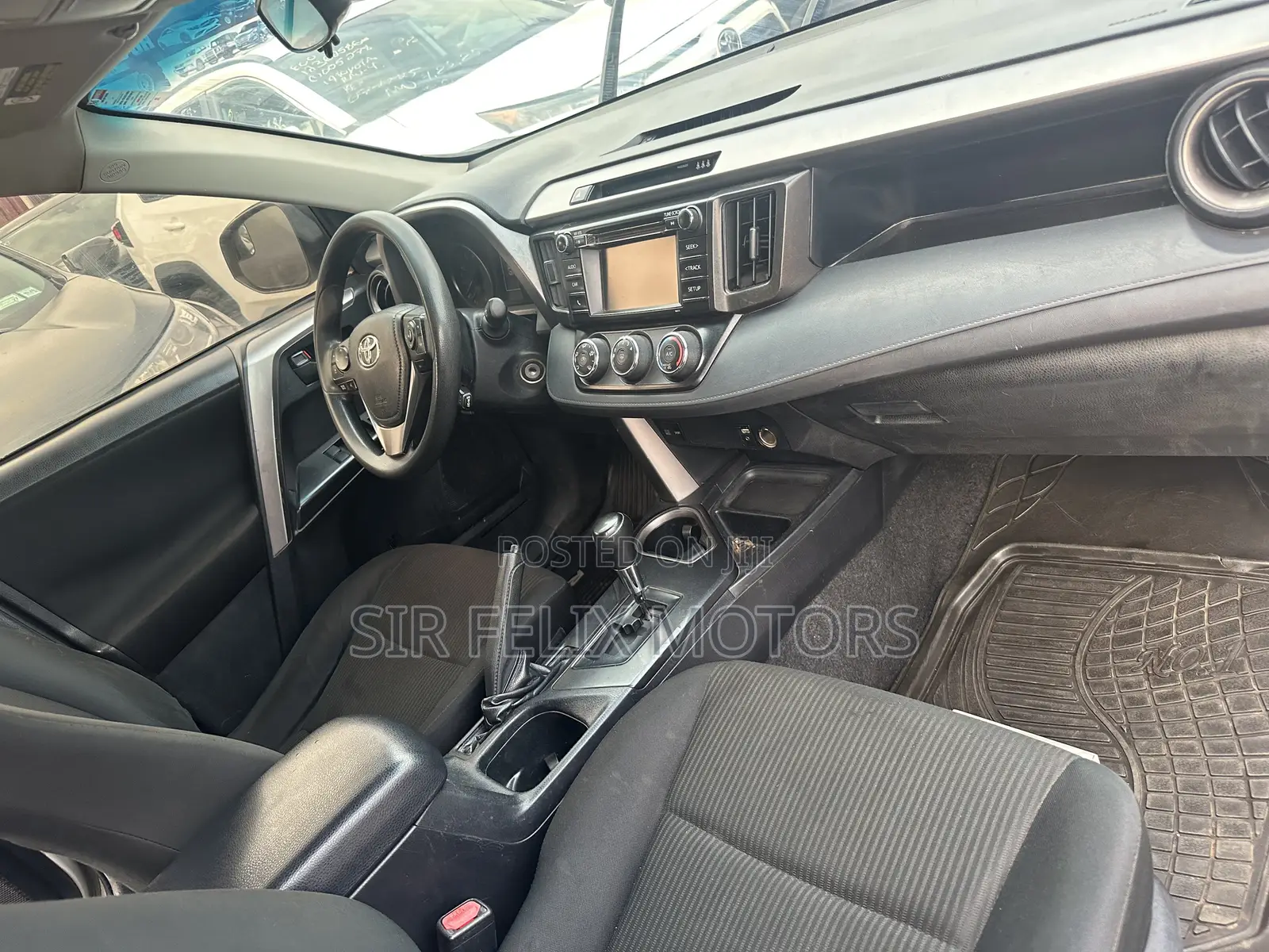 Toyota RAV4 LE 4dr SUV (2.5L 4cyl 6A) 2018 White
