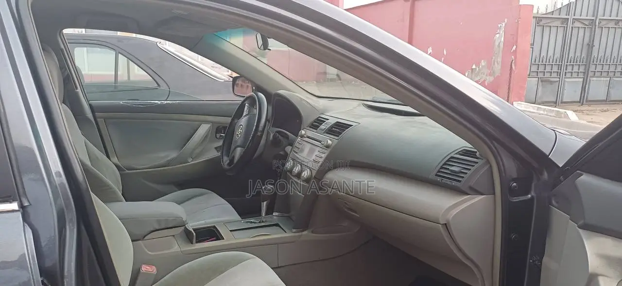 Toyota Camry LE 4dr Sedan (2.5L 4cyl 6A) 2011 Gray
