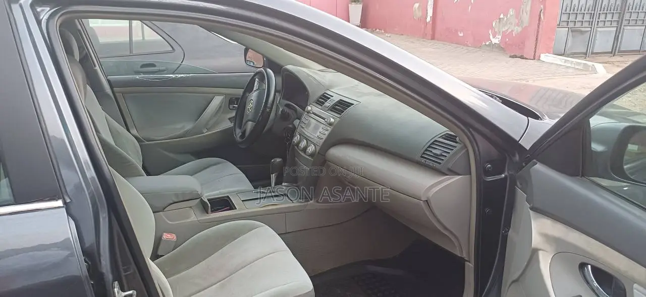 Toyota Camry LE 4dr Sedan (2.5L 4cyl 6A) 2011 Gray