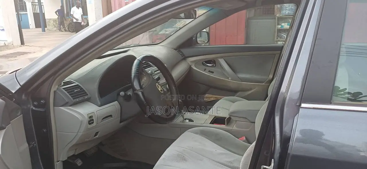 Toyota Camry LE 4dr Sedan (2.5L 4cyl 6A) 2011 Gray