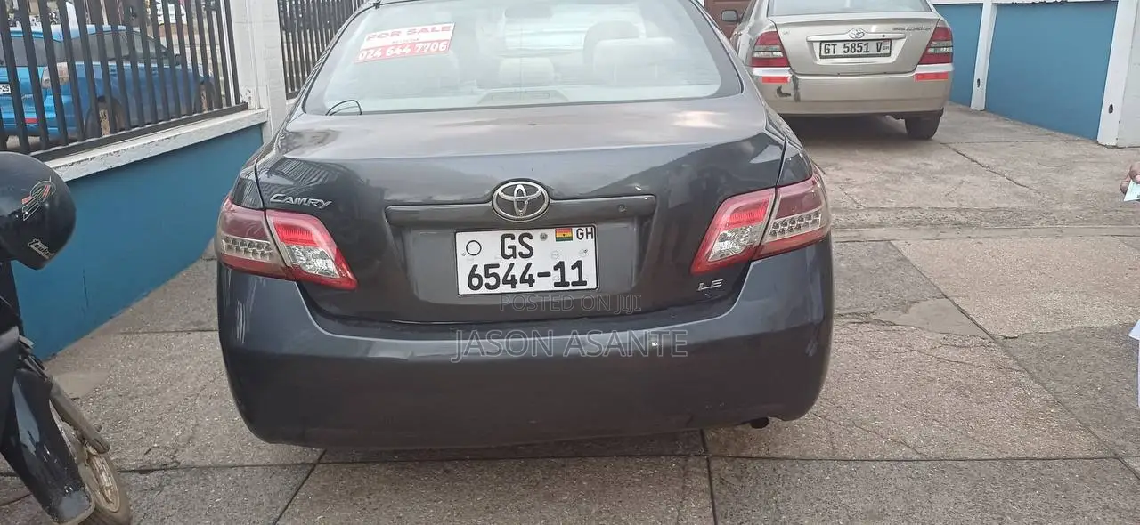 Toyota Camry LE 4dr Sedan (2.5L 4cyl 6A) 2011 Gray
