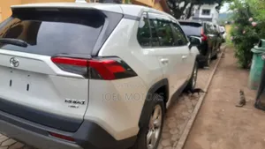Toyota RAV4 2021 White