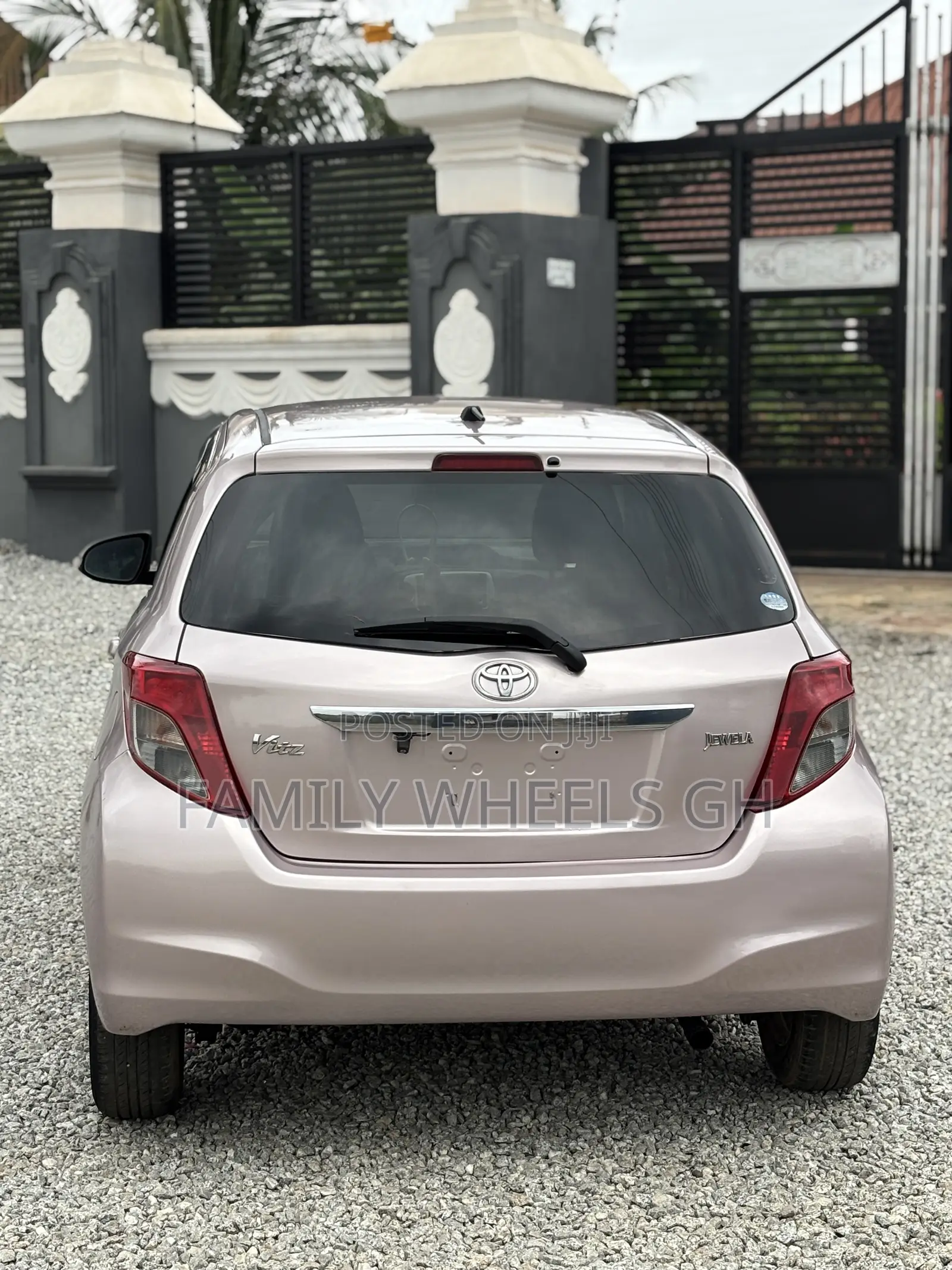 Toyota Vitz 1.3 FWD 5dr 2012 Gray