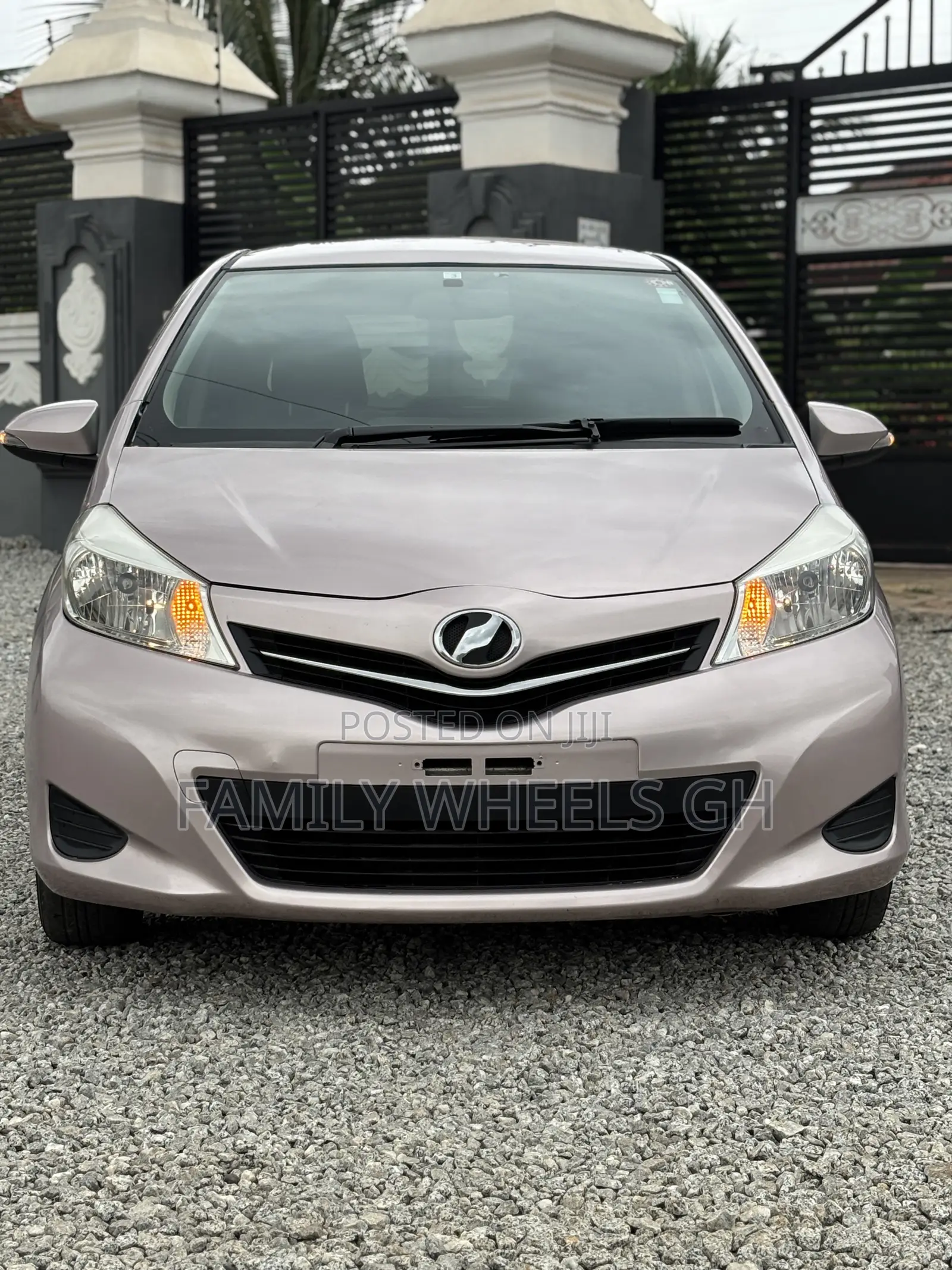 Toyota Vitz 1.3 FWD 5dr 2012 Gray