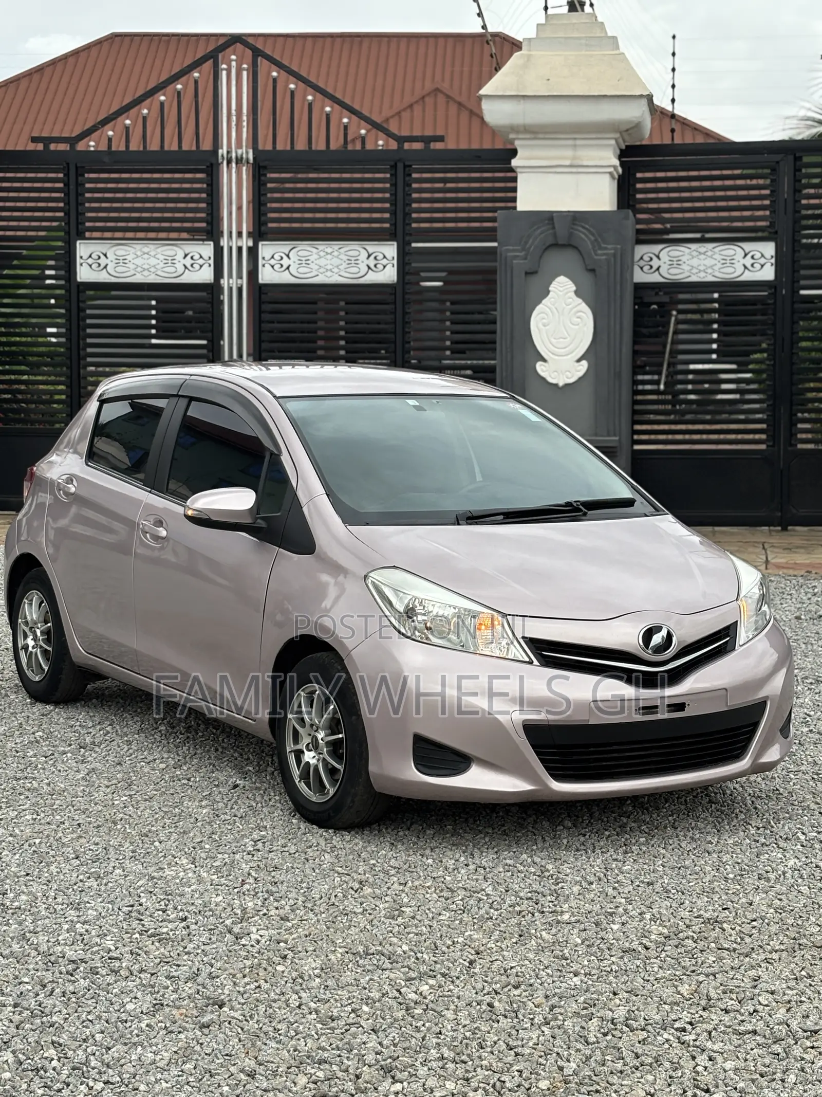 Toyota Vitz 1.3 FWD 5dr 2012 Gray