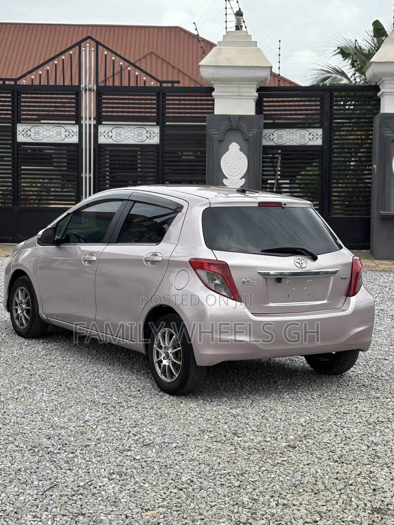 Toyota Vitz 1.3 FWD 5dr 2012 Gray