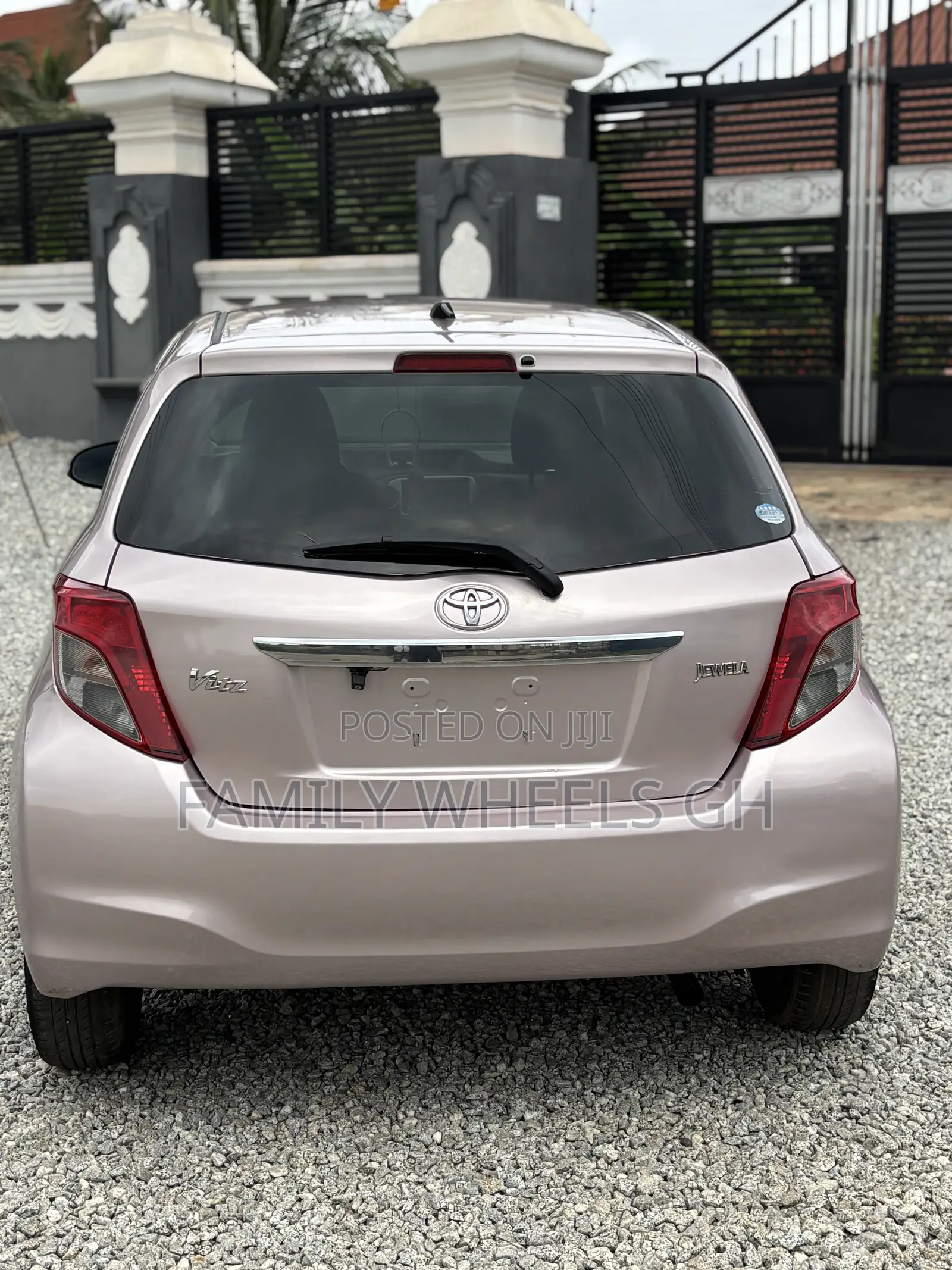 Toyota Vitz 1.3 FWD 5dr 2012 Gray
