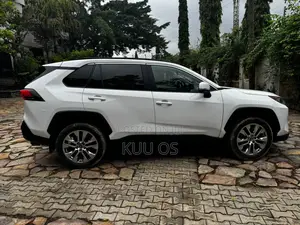Toyota RAV4 XLE 2021 White
