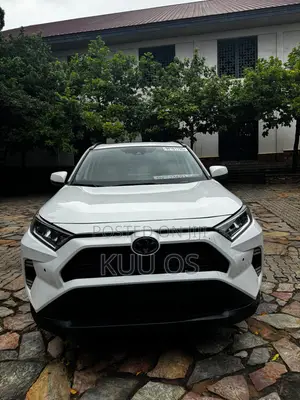 Toyota RAV4 XLE 2021 White