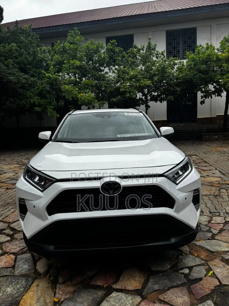 Toyota RAV4 XLE 2021 White