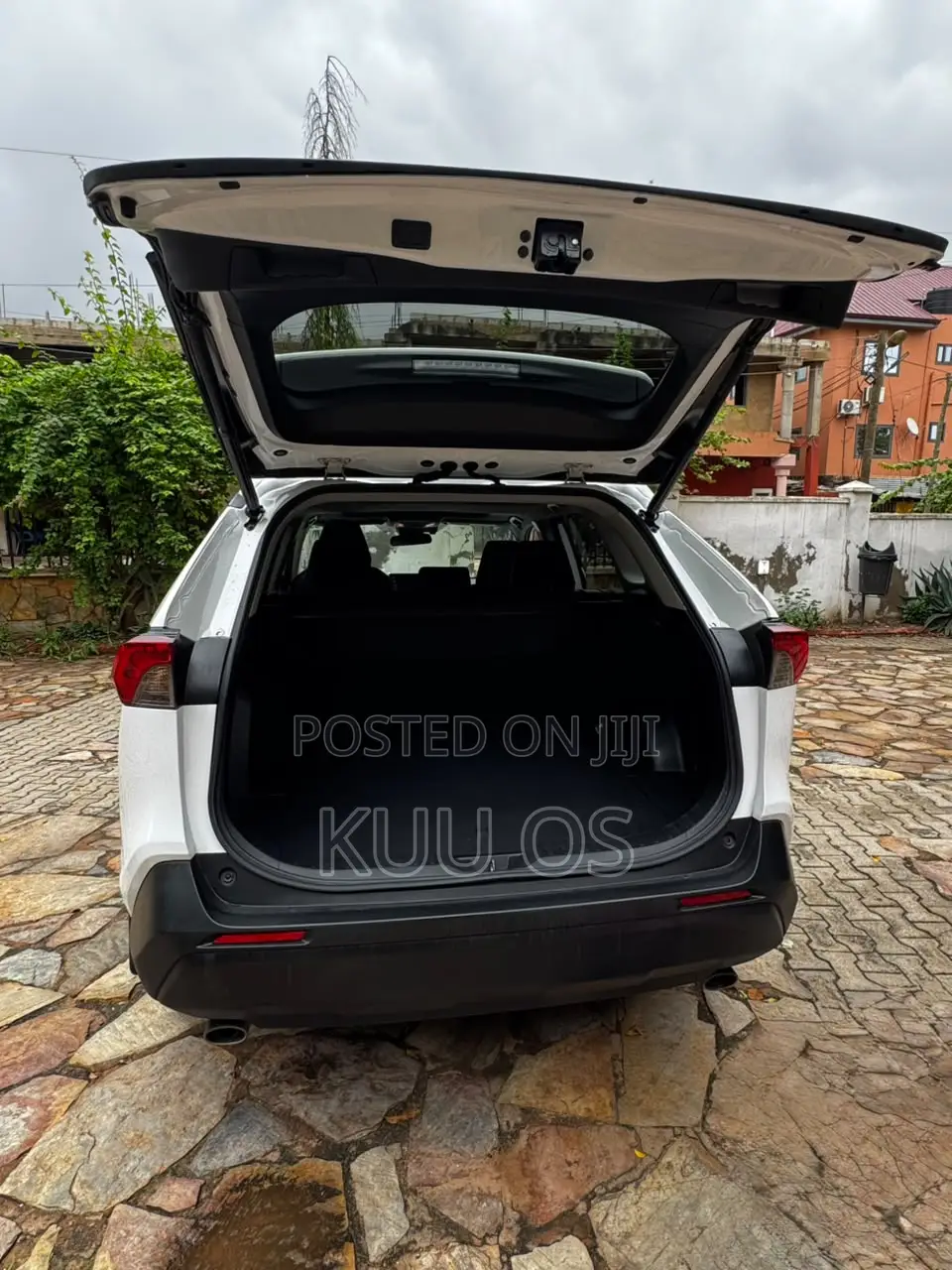 Toyota RAV4 XLE 2021 White