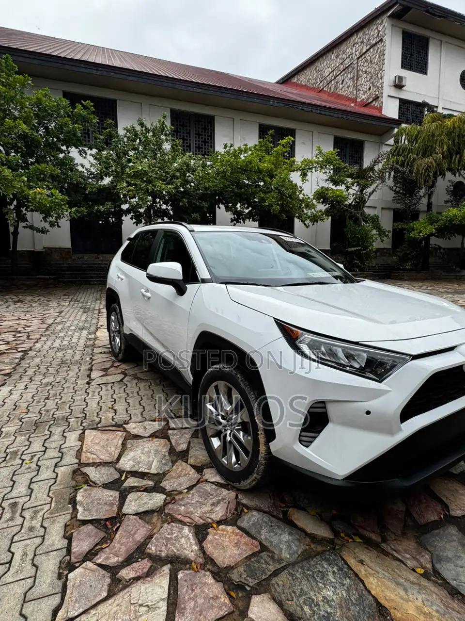 Toyota RAV4 XLE 2021 White